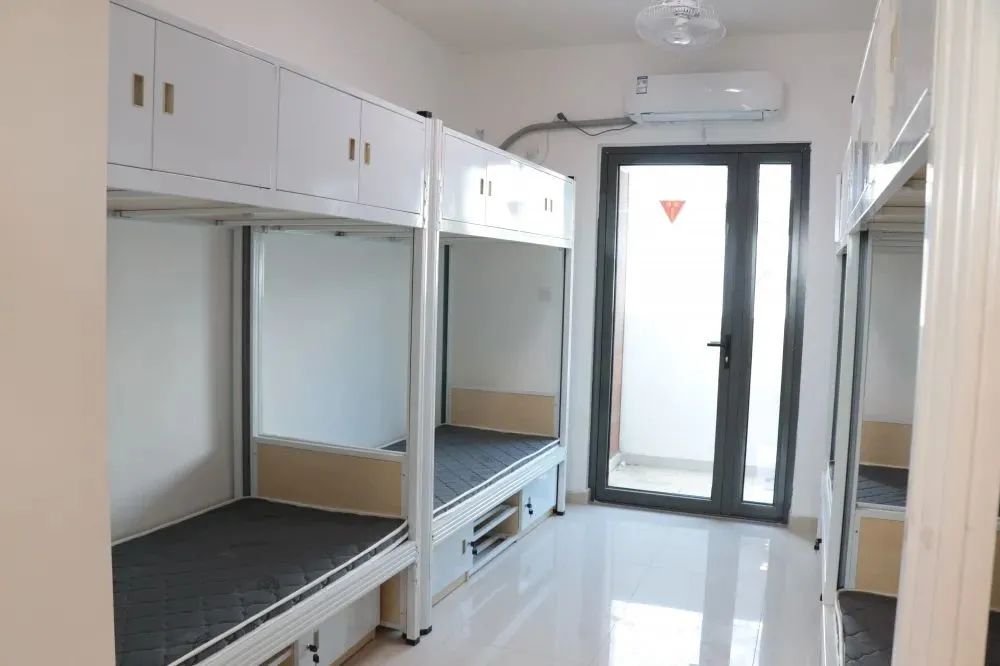 宿舍:苏苑高中刚搬了新校区,住宿环境有很大提升.