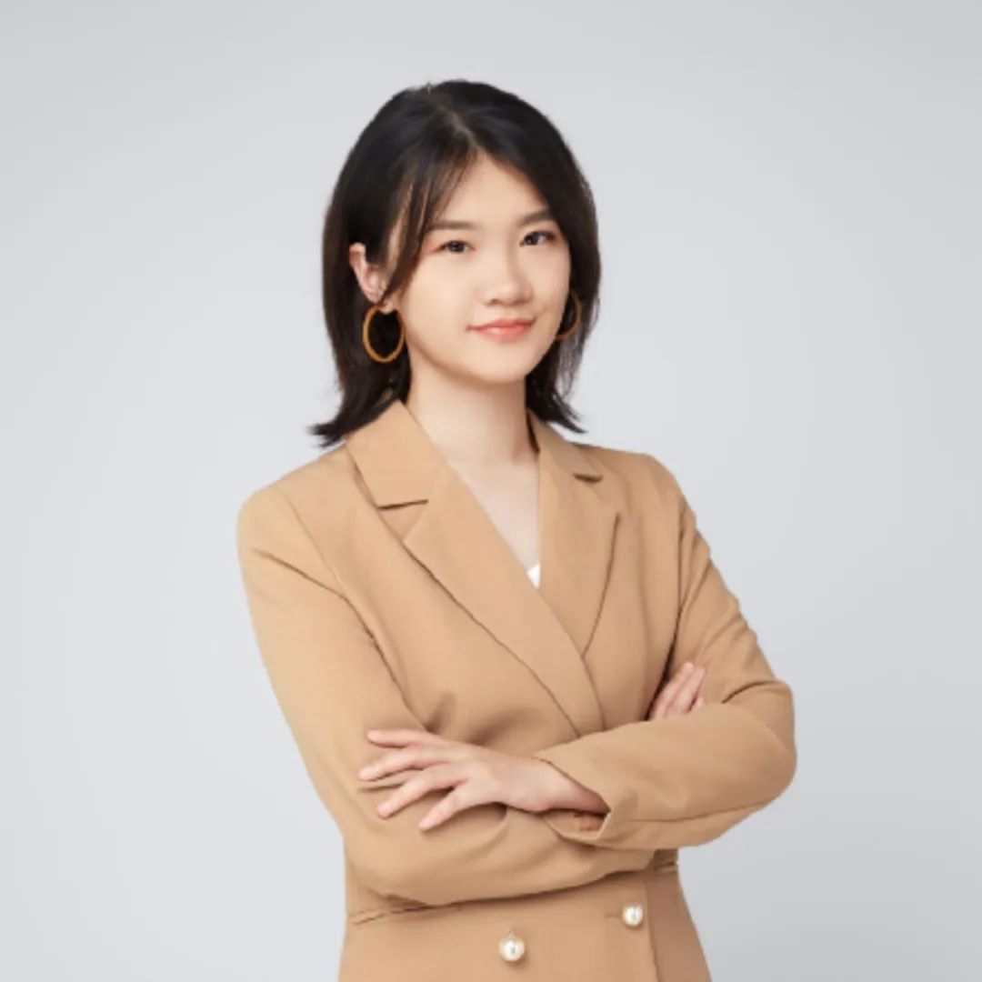 我本科毕业后在加拿大的多伦多和Barrie学习生活了几年，现在回首，觉得那几年对我的影响还是非常大的，而且我自己身边有大量的朋友都有世界各国的留学经验，有一些朋友目前还留在国外工作、移民。

大部分同学对多伦多会比较熟悉，但可能鲜少有人听过Barrie这个城市，这个城市民风淳朴，基本上都是当地白人，开车到多伦多大概2个小时的距离，我当时主要是为了想移民，找一个容易就业的工作去读的研究生，我还记得我们专业班级里一共就4个中国学生，其他全是当地白人。

当时令我影响最深的是一个每天坐着轮椅来上学的老爷爷，年级60多岁了，让当时年轻的我很震撼，深刻意识到了学无止境的含义。现在想想，我们课程中心一直在分享的：培养学生成为一个终身学习的人，可能当时就种下了种子。

我的中国朋友们，大家都有着统一的目标：留下来！先拿工作签证，再拿加拿大枫叶卡，拿到枫叶卡后再考虑。所以大家在选择专业的时候都是非常明确且坚定的。我记得当时有的中国朋友在nursing专业，有的在药剂专业，有的读数据分析，有的验光专业，种类多样，通过微信朋友圈，我看见当时的中国朋友们好多凭借着一技之长定居在了加拿大，有的留校