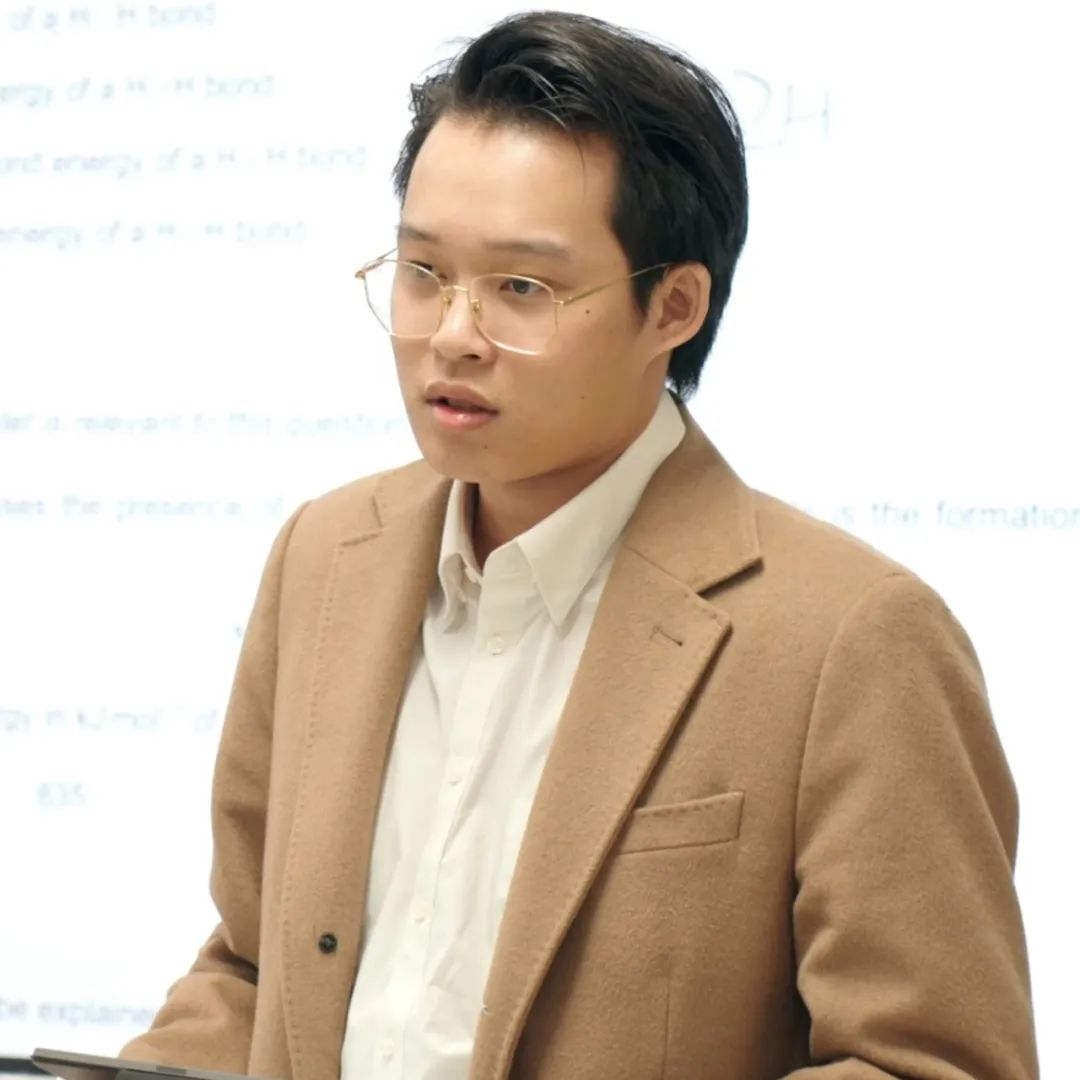我留学地方是加拿大的多伦多大学，原因非常简单：加拿大是因为我作为南方人想看看雪，感受不同的生活风景，多伦多也属于加拿大南边再冷也冷不到哪里去（实际并不是）。

过去过的第一个冬天第一次看到高过脚踝的雪还蛮开心的，直到开始下大暴雪，路都看不见，只能在大学里颤颤巍巍的踩着前面人的脚步走时，才发现自己高中时候还是幼稚了些。

多大的学习强度非常的高，平时阅读量很大，晚上睡得太早躺在床上甚至会产生“罪孽感”。第一年我对自己的时间安排不够好，每当考试季都手忙脚乱，大二大三虽然能时间安排得当但是该熬的夜还是一点都少不了。

课下生活还是不错的，一方面，我们国人比较多，饮食上可以找到很多国人餐馆，就是想吃顿正宗家乡菜还是得自己动手。另一方面，城区里的娱乐活动很多，各种各样好玩的东西在我期末赶due的时候就变的比平时更加的诱人，非常考验自制力，很磨练人。