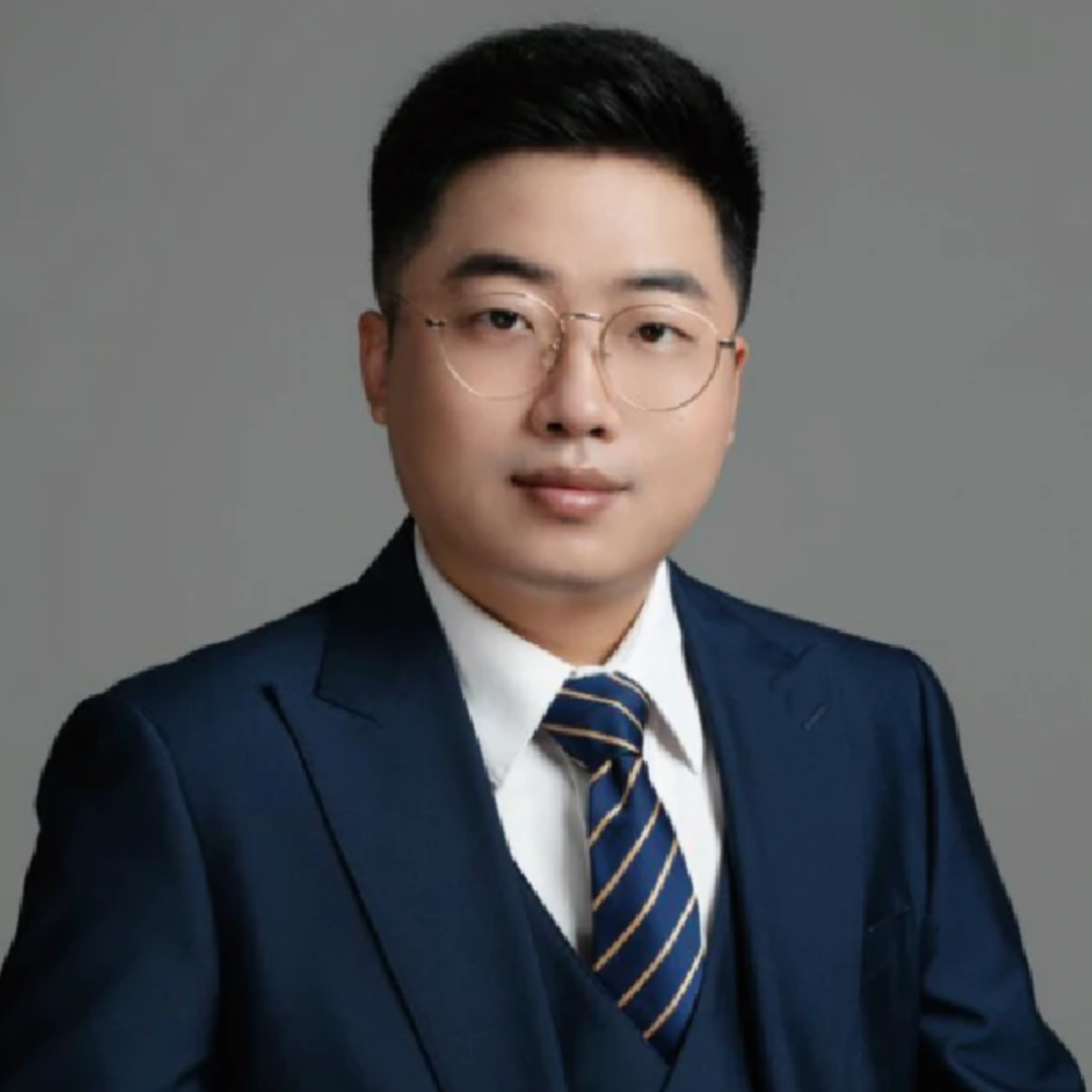 选择留学英国伦敦，是出于对顶尖教育资源的直接追求。伦敦，作为全球知名的教育枢纽，汇聚了包括IC、UCL、LSE在内的众多世界级学府。

我憧憬中的生活是充实而高效的：在顶级学府深造，与来自各国的年轻精英们并肩学习；课余时间，探索历史沉淀的英伦文化，去亲眼看一下在英剧或电影中看过的众多著名场景。而真实体验中，伦敦与帝国理工学院确实没有让人失望。

帝国理工的主校区位于南肯辛顿，被海德公园（英国最大皇家公园），皇家阿尔伯特音乐厅（毕业典礼举行地）和三个博物馆（科学博物馆，自然历史博物馆和维多利亚和阿尔伯特博物馆）环绕，地理位置很优越。

虽然快节奏的生活和偶尔的阴雨天气带来了挑战，但度过初期的适应后，我慢慢地开始享受坐着火车与双层巴士上下学的生活了。主校区并不是很大，教学楼们都挨得很近，无论是去上课，去做实验还是去图书馆，步行即可，周末可以到各个景点打卡。

学习上，我获得了与各国的优秀学生思想碰撞的机会。生活上，伦敦展现了它海纳百川的一面，从Chinatown到Canary Wharf，从街头艺术表演到古典交响乐演出，每一次尝试都是新奇的体验。