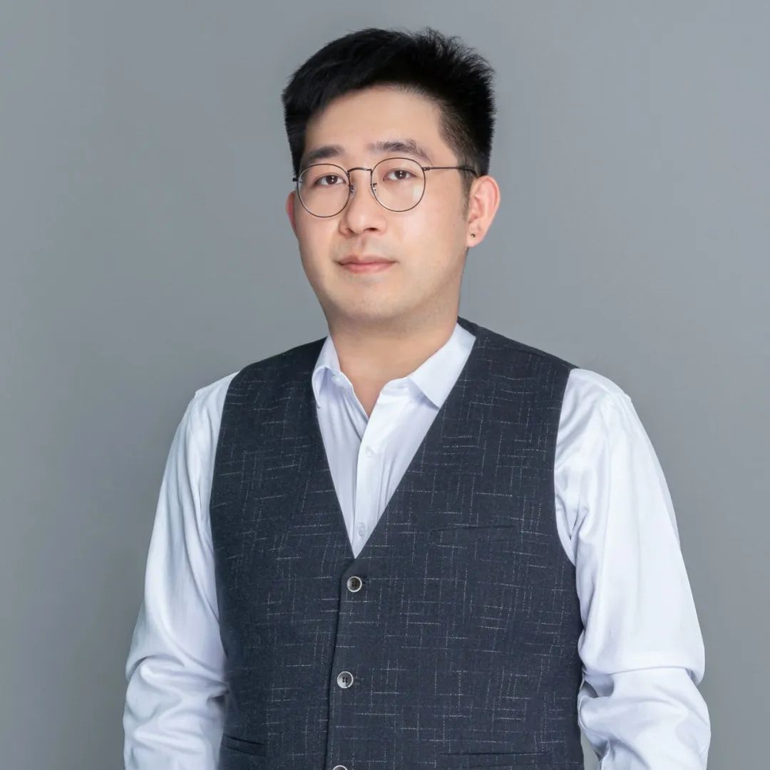 美国在教育领域拥有世界一流的大学和研究机构，提供了丰富多样的学术资源和学科选择，能够满足我追求知识和专业发展的需求。此外，美国还是创新和科技的发源地，有着丰富的实践机会和职业发展前景，这也是我选择密歇根州的原因，它位于五大湖地区，作为汽车工业的诞生地而闻名。

在学习上，我感觉在美国本科的压力和学习强度比起高中有一个明显的提升，教学偏向于研究探讨，老师分为两大类：一类叫做教学专家（Specialist），主要负责教学而不负责科研；一类是既负责教学又负责科研，包括助理教授（Assistant Professor）、副教授（Associate Professor）和正教授（Professor）。


在生活方面，刚来美国的时候我确实不太适应。建议大家选择和学长学姐一起合租，遇到问题也可以找学长学姐帮忙。除此以外，大学附近有非常多的华人超市，非常便利。

课余生活还是比较丰富的，学校会组织很多的活动，比如每周五会组织一个coffee hour，邀请来自不同国家的人进行跨文化交流。如果你想快速提升自己的口语能力，一定要多报名多参加！