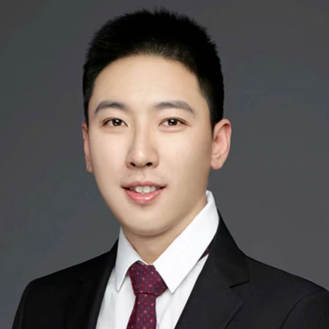 我选择去香港读研究生，是因为香港独特的地理位置和其多元文化的魅力。作为中西文化交汇的国际大都会，香港不仅有丰富的学术资源和卓越的教育水平，还提供了一个了解全球视野的窗口。

在出发之前，我向往的是一个充满活力和机遇的城市生活。我期待在繁忙的街道上穿梭，在高楼林立的都市中探索，在中环的摩天大楼间感受金融市场的脉搏。同时，我也希望能够品尝到正宗的港式美食，参与到丰富多彩的文化活动中，享受香港的夜生活和购物天堂的魅力。我幻想着自己能够在这里结识来自世界各地的朋友，拓展自己的人际网络和视野。

实际体验下来，香港的生活确实丰富多彩，但也比我想象中更具挑战性。学术压力大，节奏快，让我时常感到忙碌和紧张。不过，这也逼着我更加高效地管理时间，提高自己的抗压能力。

另一方面，香港的便捷交通和完善的基础设施确实令人印象深刻，生活非常方便。多元文化的氛围也让我受益匪浅，课堂上不仅能学到知识，还能听到不同国家和地区的同学分享他们的见解和经验。总体而言，香港的留学生活既充满挑战，也充满机遇，让我在学术和个人成长上都收获颇丰。