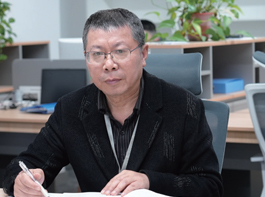 多年高三毕业班经验，多次获市教育局嘉奖、记功，被评为“南通市爱生模范”，所带班级高考成绩突出。